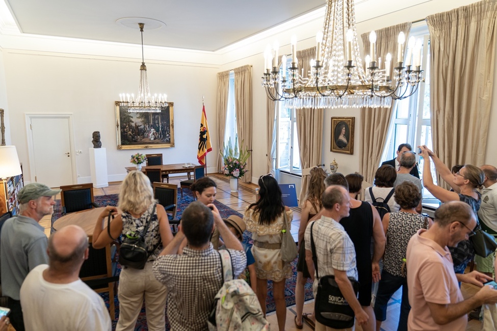 Bürgerinnen und Bürger im Amtszimmer des Bundespräsidenten während einer Führung durch das Schloss Bellevue beim Bürgerfest des Bundespräsidenten 2019