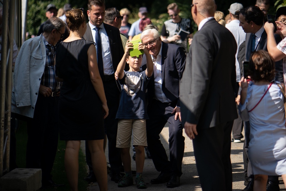 Bundespräsident Frank-Walter Steinmeier bei einem Selfie mit einem kleinen Jungen während des Bürgerfests des Bundespräsidenten 2019 in Schloss Bellevue