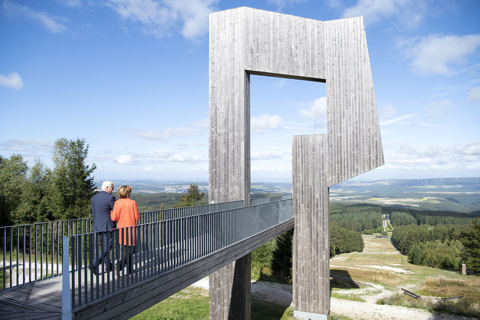 Bundespräsident Frank-Walter Steinmeier im Nationalpark Hunsrück-Hochwald mit Ministerpräsidentin Malu Dreyer während der Informations- und Begegnungsreise mit dem Diplomatischen Korps