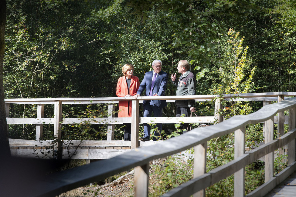 Bundespräsident Frank-Walter Steinmeier im Nationalpark Hunsrück-Hochwald mit Ministerpräsidentin Malu Dreyer und dem Leiter des Nationalparks, Harald Egidi, während der Informations- und Begegnungsreise mit dem Diplomatischen Korps