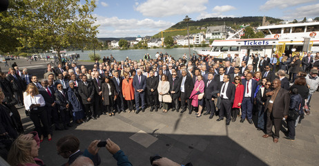 Bundespräsident Frank-Walter Steinmeier beim Gruppenfoto mit Diplomatinnen und Diplomaten in Traben-Trarbach während der Informations- und Begegnungsreise mit dem Diplomatischen Korps