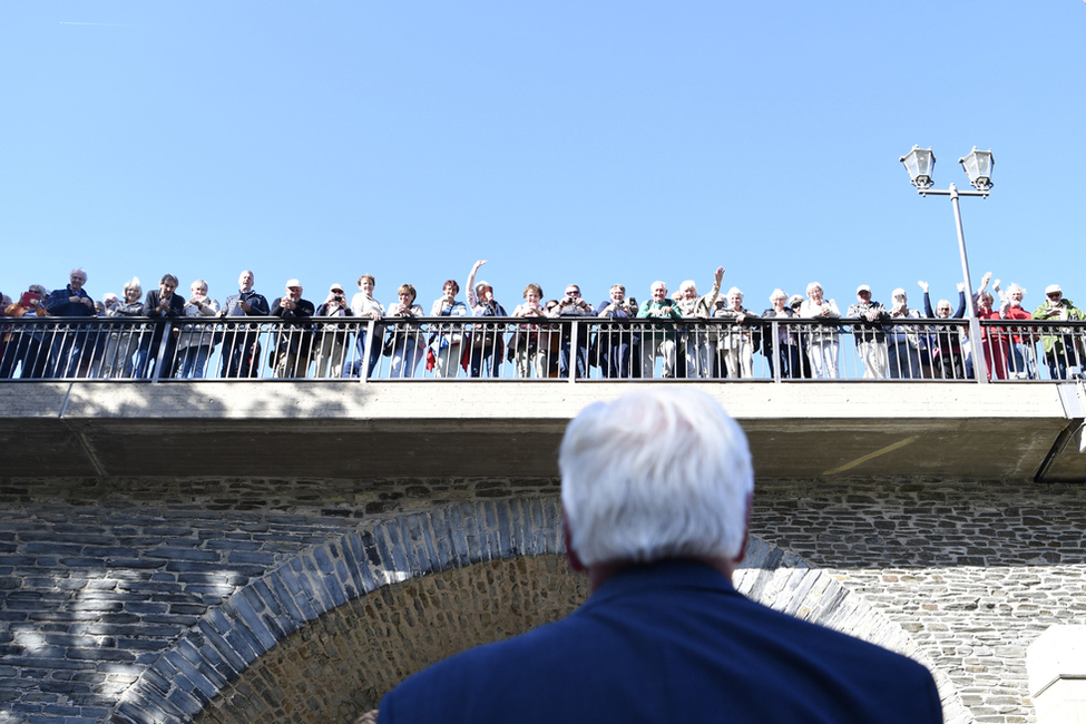 Bundespräsident Frank-Walter Steinmeier wird bei der Ankunft in Bernkastel-Kues von Bürgerinnen und Bürgern auf einer Brücke über der Mosel begrüßt