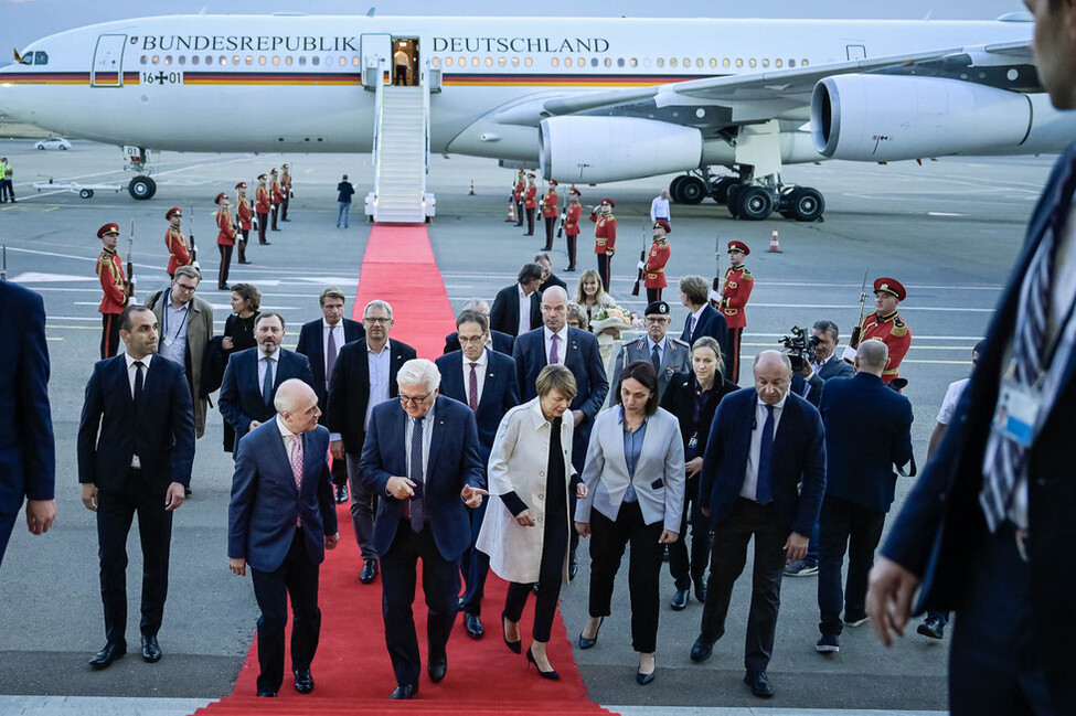 Bundespräsident Frank-Walter Steinmeier und Elke Büdenbender treffen mit der deutschen Delegation am Flughafen in Tiflis ein.