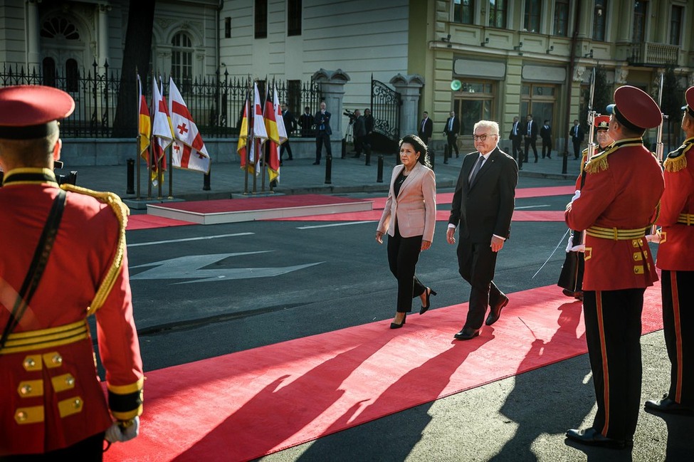Bundespräsident Frank-Walter Steinmeier wird in Tiflis von Staatspräsidentin Salome Surabischwili mit militärischen Ehren empfangen.
