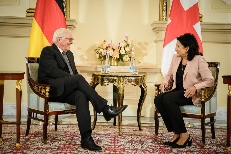Bundespräsident Frank-Walter Steinmeier im Gespräch mit der georgischen Staatspräsidentin Salome Surabischwili.