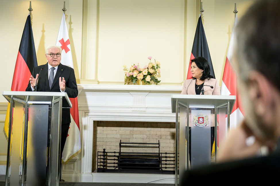 Bundespräsident Frank-Walter Steinmeier bei einer gemeinsamen Pressebegegnung mit der georgischen Staatspräsidentin Salome Surabischwili.