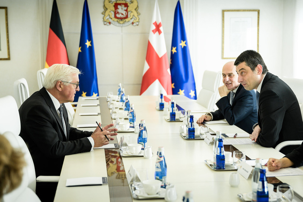 Bundespräsident Frank-Walter Steinmeier im Gespräch mit dem georgischen Ministerpräsidenten Giorgi Gacharia.