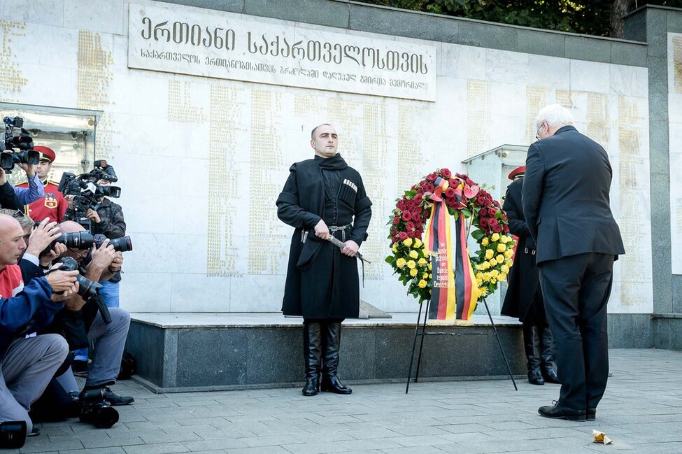 Bundespräsident Frank-Walter Steinmeier bei der Kranzniederlegung an der Gedenkmauer am Heldenplatz in Tiflis.