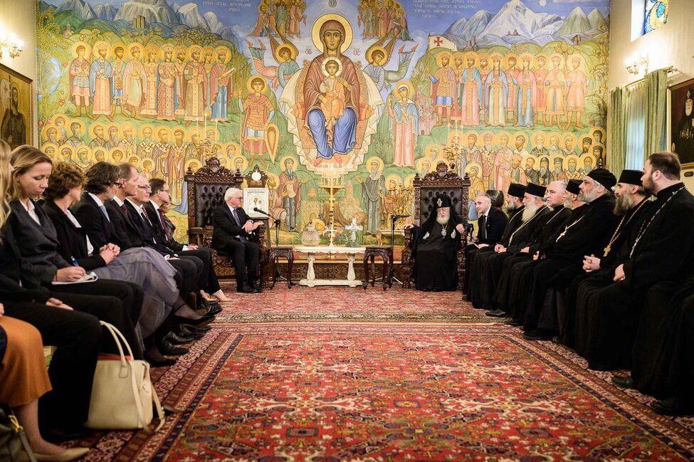 Bundespräsident Frank-Walter Steinmeier im Gespräch mit dem Patriarchen Ilia II. im Sitz des Patriarchen der Georgischen Orthodoxen Kirche.