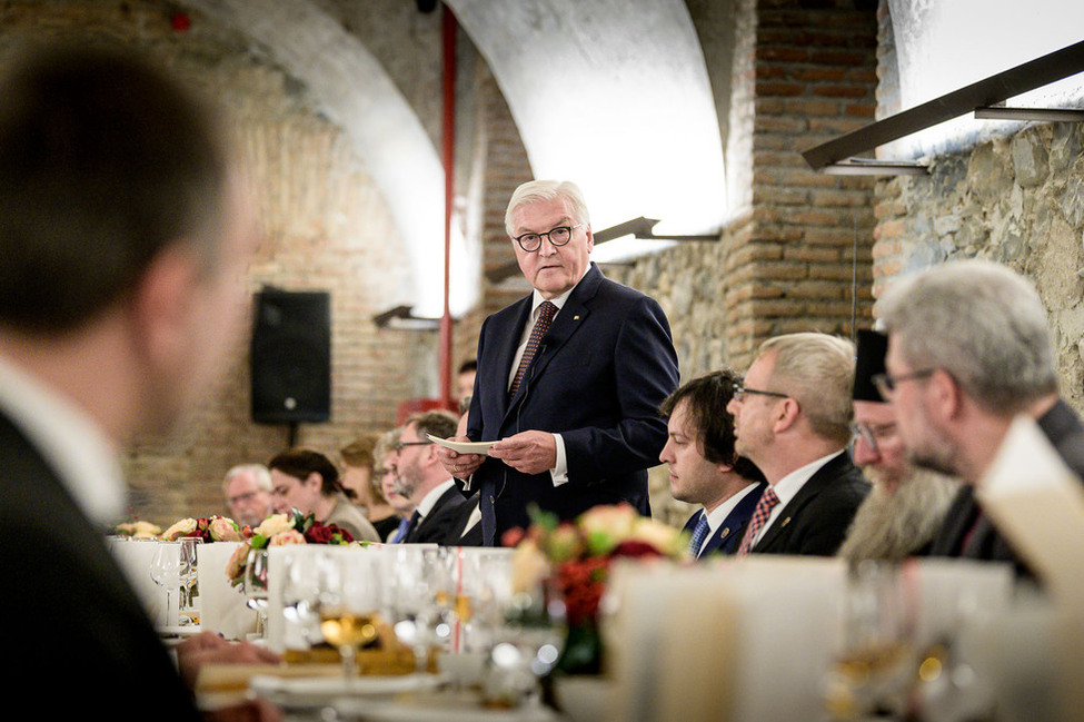 Bundespräsident Frank-Walter Steinmeier hält eine Ansprache bei einem Abendessen, gegeben von der georgischen Staatspräsidentin Salome Surabischwili, in Tsinandali.