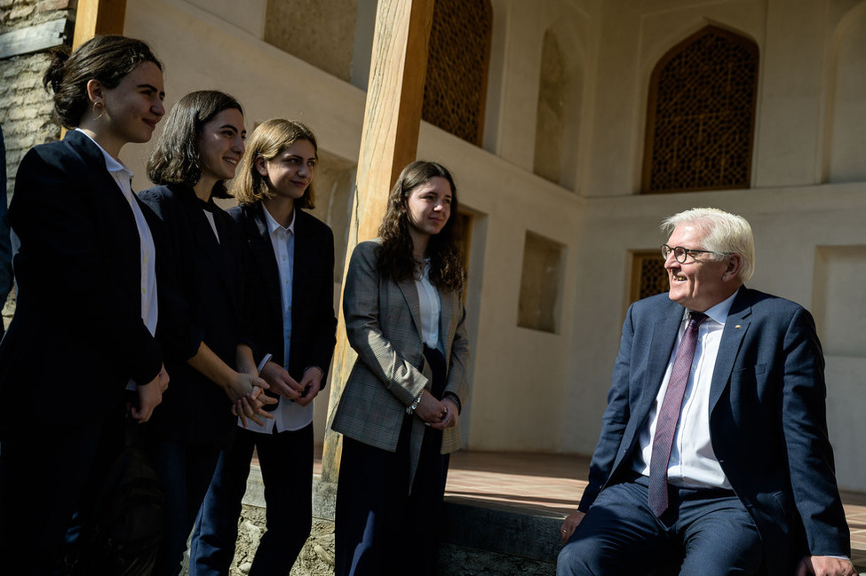 Bundespräsident Frank-Walter Steinmeier spricht in Telawi mit georgischen Schülerinnen und Schülern, die am Schüleraustausch mit Biberach teilgenommen haben.