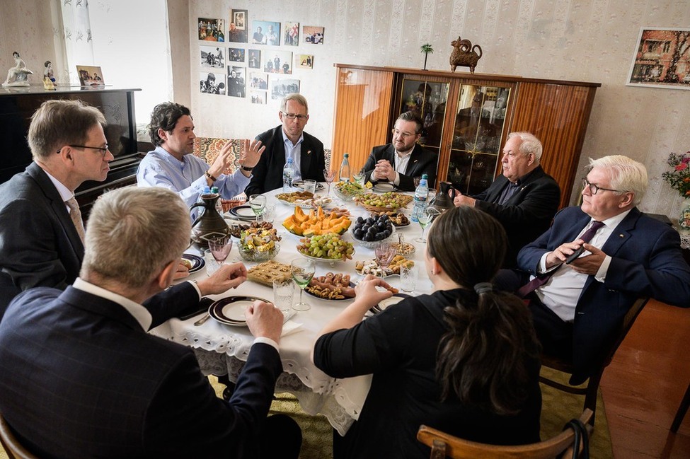 Bundespräsident Frank-Walter Steinmeier bei einem Gespräch mit dem Filmproduzenten Wachtang Kuntsew-Gabaschwili in seinem Haus in Telawi in Georgien