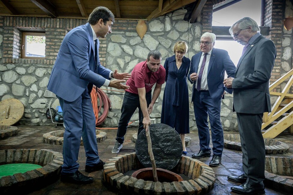 Bundespräsident Frank-Walter Steinmeier und Elke Büdenbender im Gespräch über die traditionelle georgische Weinherstellung mit Mitarbeitern eines Weinguts in Kisiskhevi, Georgien.