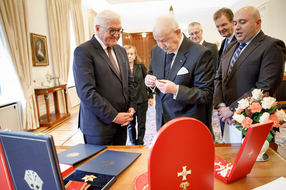 Bundespräsident Frank-Walter Steinmeier und der Großmeister des Souveränen Malteser Ritterordens Fra’ Giacomo Dalla Torre del Tempio di Sanguinetto beim Ordensaustausch im Amtszimmer von Schloss Bellevue.