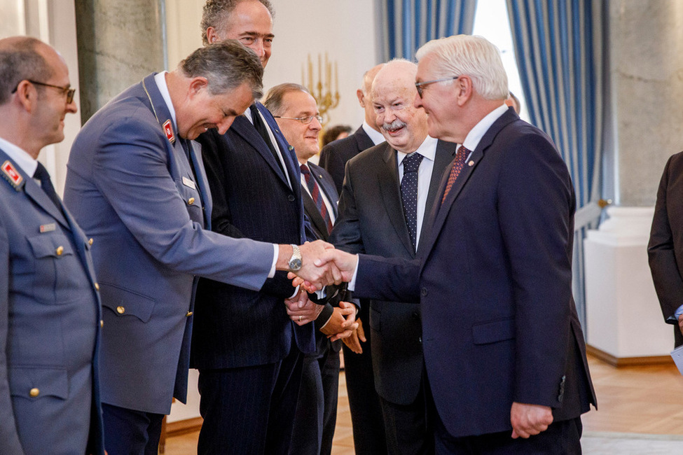 Bundespräsident Frank-Walter Steinmeier und der Großmeister des Souveränen Malteser Ritterordens Fra’ Giacomo Dalla Torre del Tempio di Sanguinetto bei der Vorstellung der Delegationen im Langhanssaal von Schloss Bellevue.