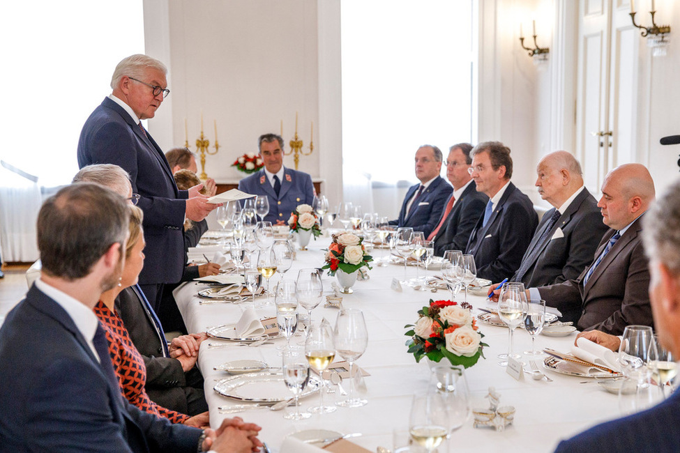 Bundespräsident Frank-Walter Steinmeier hält eine kurze Tischrede beim Mittagessen mit dem Großmeister des Souveränen Malteser Ritterordens Fra’ Giacomo Dalla Torre del Tempio di Sanguinetto in Schloss Bellevue.
