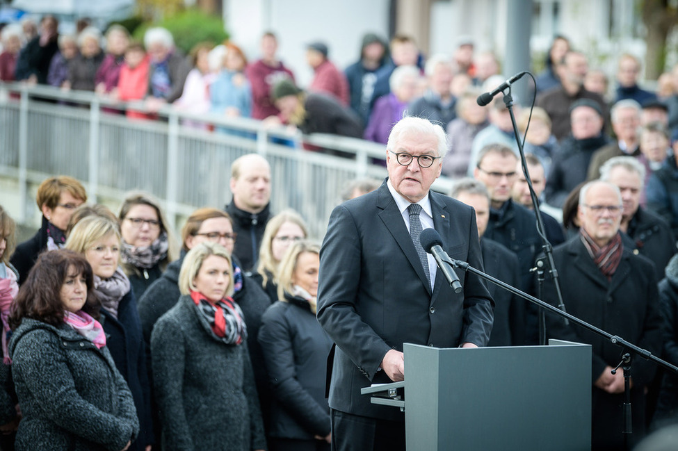 Bundespräsident Frank-Walter Steinmeier hält eine Ansprache bei der Einweihung eines Denkmals zur Erinnerung an den NS-Widerstandskämpfer Georg Elser auf dem Marktplatz von Hermaringen.