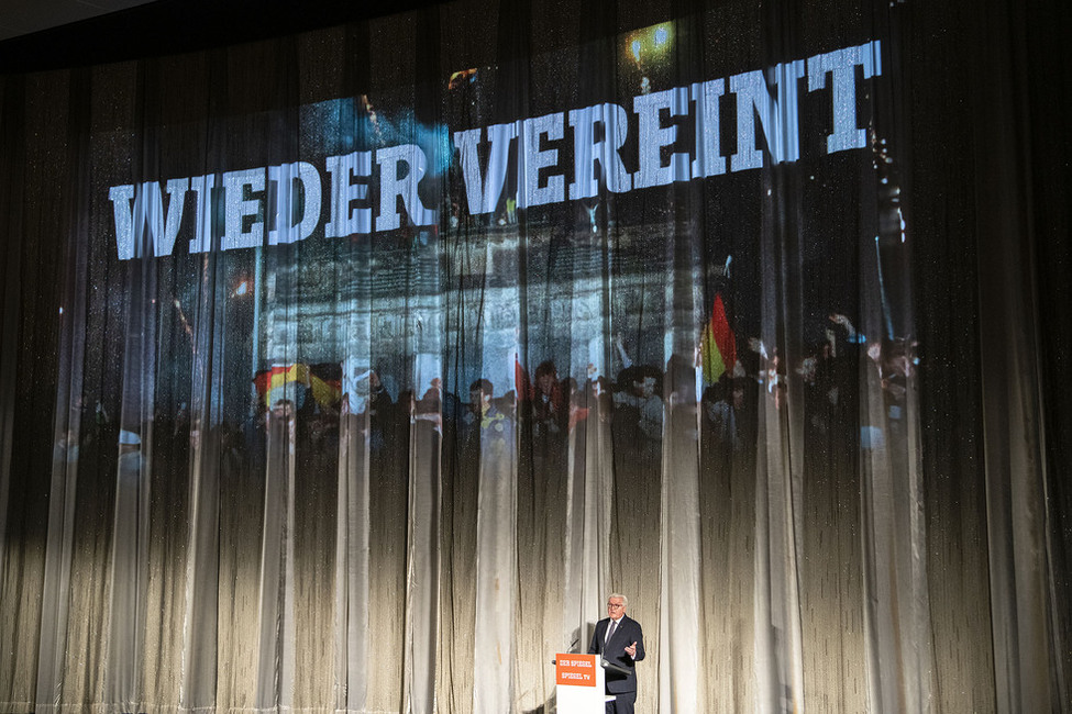 Bundespräsident Frank-Walter Steinmeier hält eine Ansprache vor der Vorführung des Films "Mauerfall – Ein Jahr, das Geschichte schrieb" im Kino International