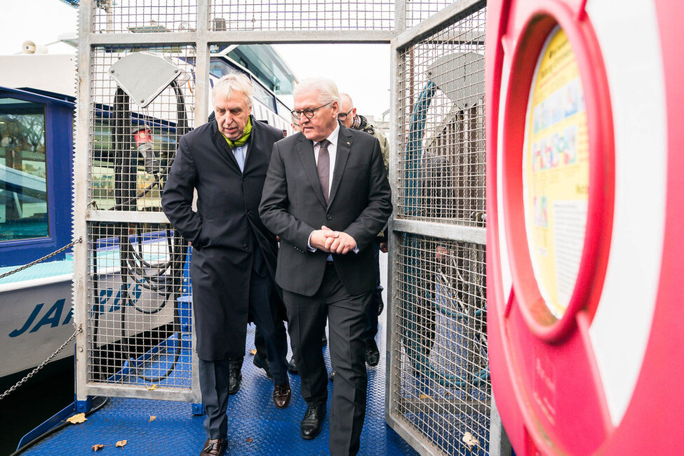 Bundespräsident Frank-Walter Steinmeier beim Gang über das Gelände des Duisburger Hafens "Logport" gemeinsam mit Erich Staake, Vorstandvorsitzender der Duisburger Hafen AG