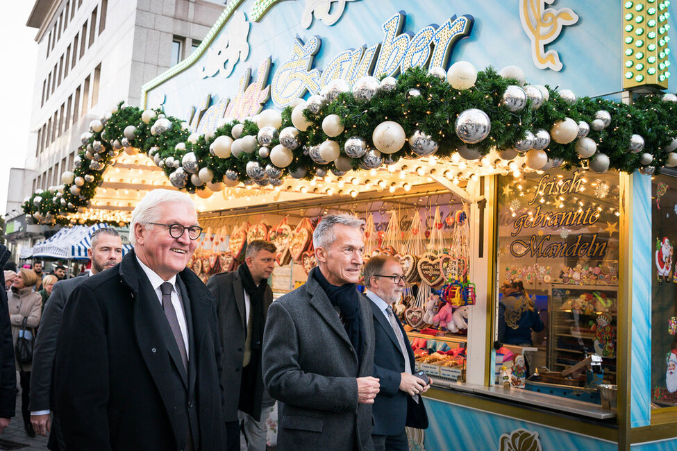 Bundespräsident Frank-Walter Steinmeier beim Gang über den Marktplatz von Gelsenkirchen