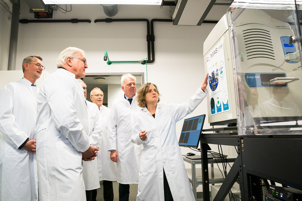 Bundespräsident Frank-Walter Steinmeier beim Rundgang durch zwei Labore des Biomedizin- und Technologiezentrum Dortmund