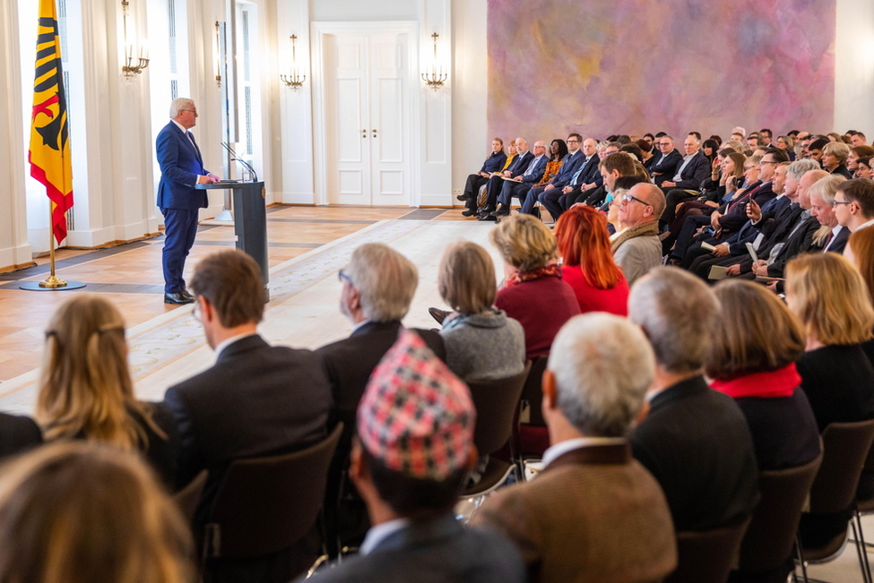 Bundespräsident Frank-Walter Steinmeier hält eine Ansprache zur Verleihung des Verdienstordens der Bundesrepublik Deutschland zum Tag des Ehrenamts unter dem Motto "Engagement bildet" im Großen Saal von Schloss Bellevue