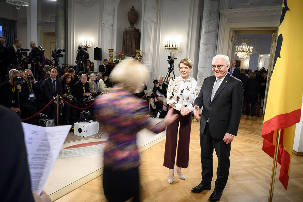 Bundespräsident Frank-Walter Steinmeier und Elke Büdenbender begrüßen eine Bürgerin beim Defilee während des Neujahrsempfangs in Schloss Bellevue