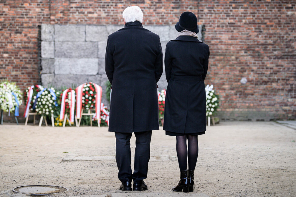 Bundespräsident Frank-Walter Steinmeier und Elke Büdenbender bei der Kranzniederlegung an der Todesmauer des Konzentrations- und Vernichtungslagers Auschwitz vor der Gedenkveranstaltung zum 75. Jahrestag der Befreiung.