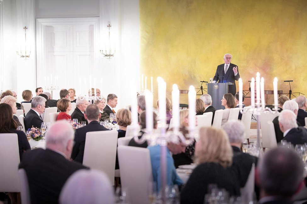 Bundespräsident Frank-Walter Steinmeier hält eine Rede beim Abendessen zu Ehren von Bundespräsident a. D. Joachim Gauck anlässlich seines 80. Geburtstages in Schloss Bellevue.