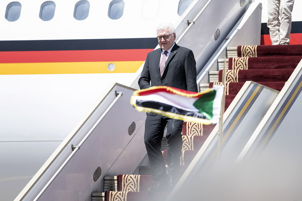 Bundespräsident Frank-Walter Steinmeier steigt aus dem Flugzeug nach seiner Ankunft am Flughafen in Khartum bei der Reise in die Republik Sudan