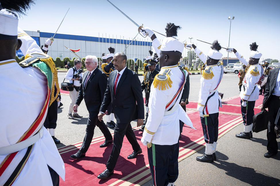 Bundespräsident Frank-Walter Steinmeier gemeinsam mit dem Vorsitzenden des Souveränitätsrates der Republik Sudan, General Abdel Fattah Abdel Rahman Burhan, bei der Begrüßung mit militärischen Ehren am Flughafen in Khartum