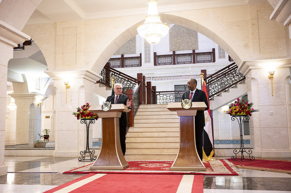 Bundespräsident Frank-Walter Steinmeier bei einer Begegnung mit der Presse zusammen mit General Abdel Fattah Abdel Rahman Burhan, dem Vorsitzenden des Souveränitätsrates der Republik Sudan, nach einem gemeinsamen Gespräch