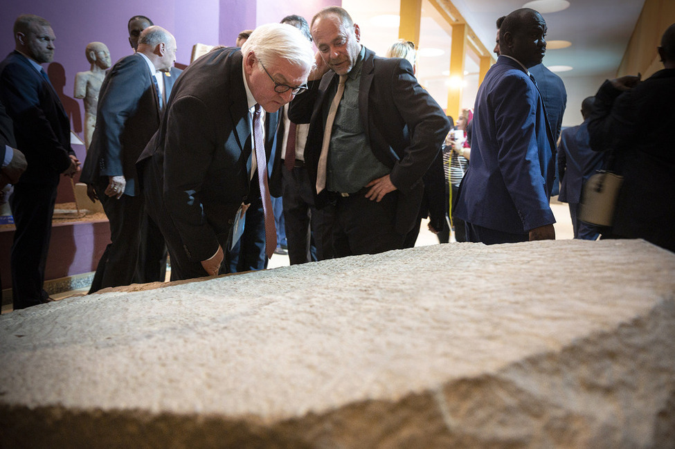 Bundespräsident Frank-Walter Steinmeier beim Besuch des Nationalmuseums Sudan und Besichtigung der Sammlung und des Museumsparks gemeinsam mit deutschen Archäologinnen und Archäologen