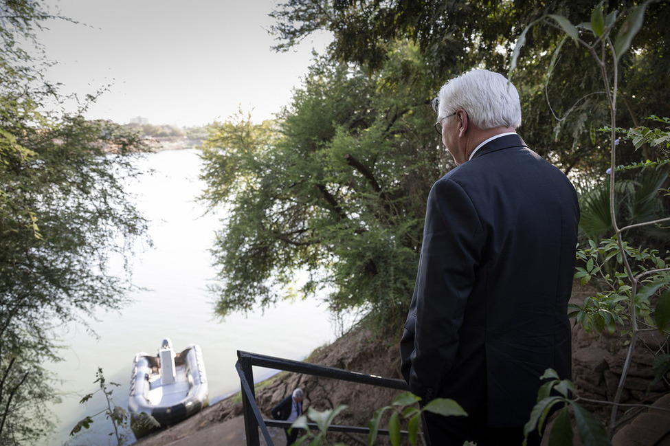 Bundespräsident Frank-Walter Steinmeier am Flussufer des Nils während der Reise in den Sudan.