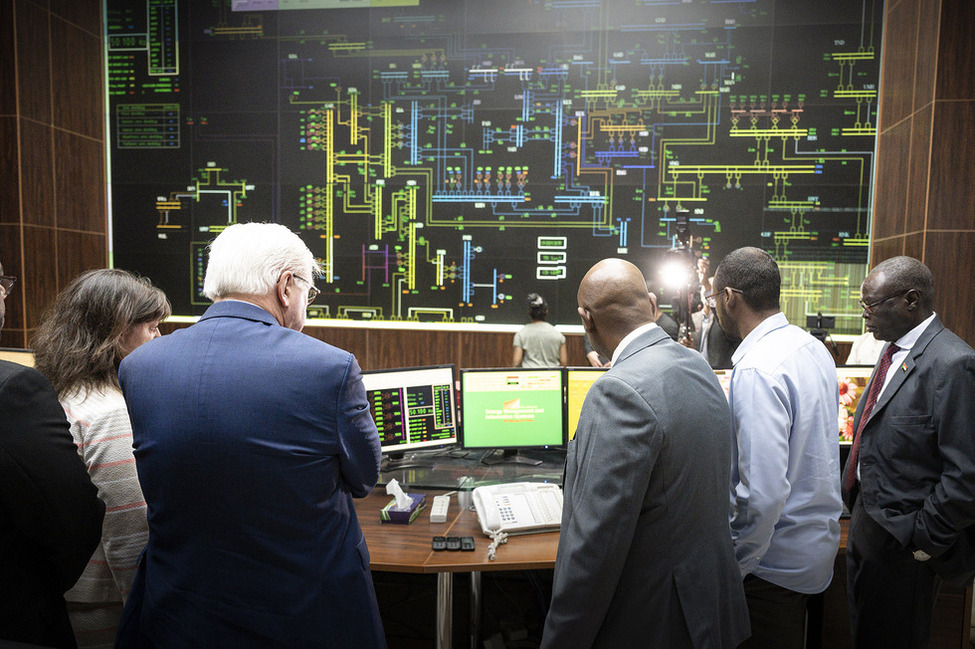 Bundespräsident Frank-Walter Steinmeier beim Besuch einer Netzwarte der Sudanese Electricity Transmission Company (SETCO)