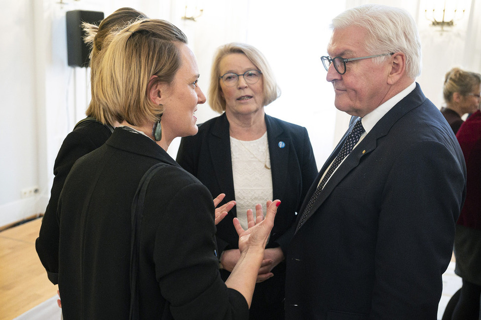 Bundespräsident Frank-Walter Steinmeier im Gespräch mit Mitgliederinnen des Deutschen Frauenrates bei einem Empfang zum Internationalen Frauentag 2020