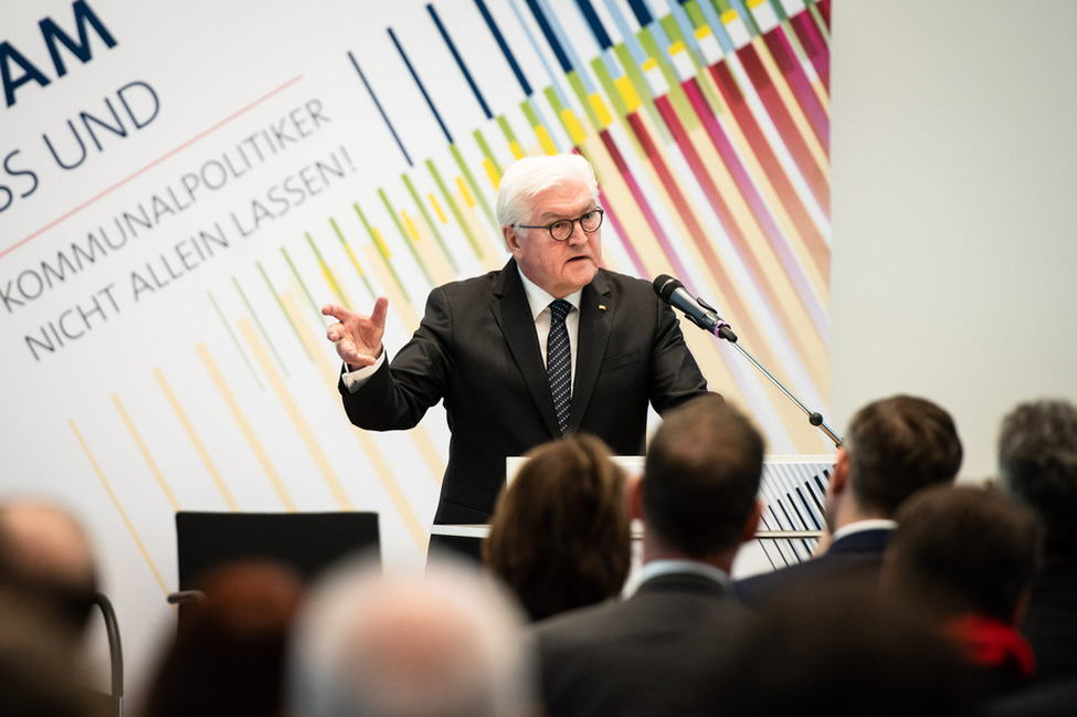 Bundespräsident Frank-Walter Steinmeier hält eine Ansprache bei der Diskussionsveranstaltung mit dem Titel "Gemeinsam gegen Hass und Gewalt – Kommunalpolitiker nicht allein lassen!"