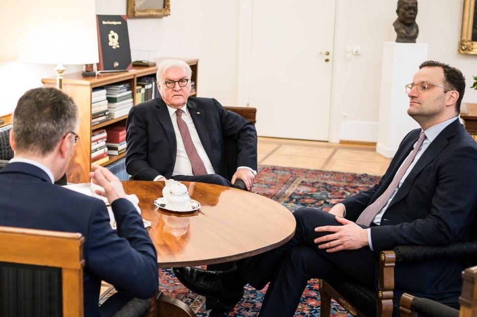 Bundespräsident Frank-Walter Steinmeier im Gespräch mit Gesundheitsminister Jens Spahn und Lothar Wieler, Präsident des Robert Koch-Instituts, im Amtszimmer über den Verlauf der Corona-Epidemie