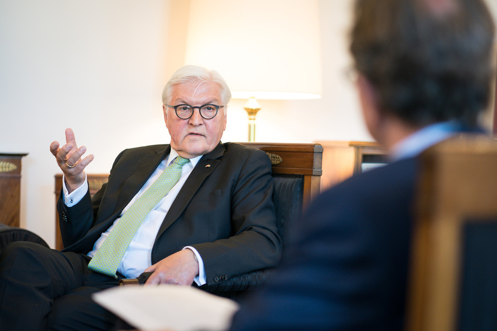 Bundespräsident Frank-Walter Steinmeier im Interview mit Eckart Lohse von der Frankfurter Allgemeinen Sonntagszeitung im Amtszimmer in Schloss Bellevue