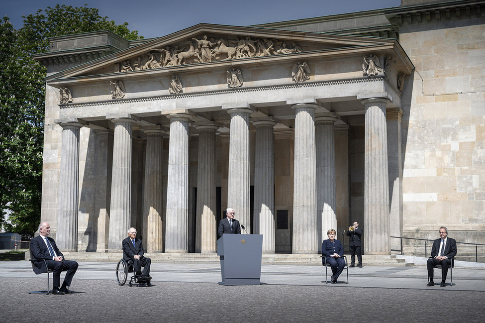 Bundespräsident Frank-Walter Steinmeier bei seiner Rede zum 75. Jahrestag des Endes des Zweiten Weltkrieges in Europa vor der Neuen Wache in Berlin
