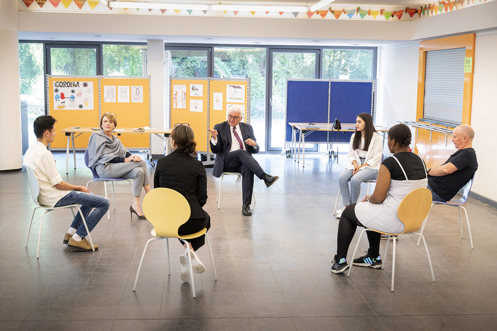 Bundespräsident Frank-Walter Steinmeier und Elke Büdenbender bei einer Gesprächsrunde mit Schülerinnen und Schülern der Hedwig-Dohm-Oberschule in Berlin-Moabit