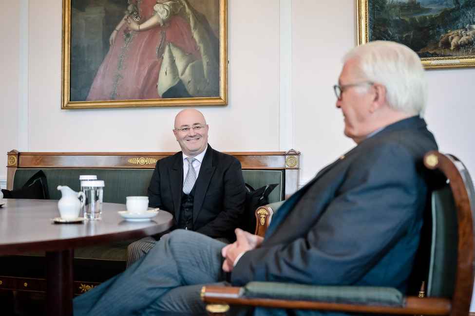 Bundespräsident Frank-Walter Steinmeier im Gespräch mit dem neuen Botschafter von Georgien, Levan Izoria, im Salon Luise
