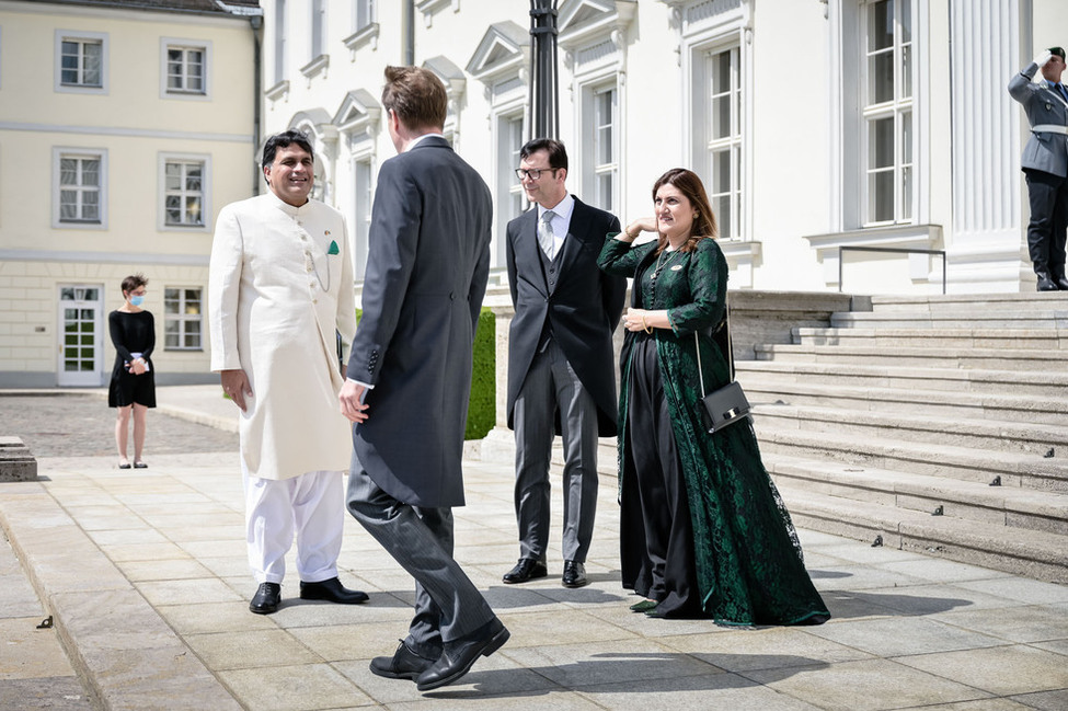 Der neue Botschafter der Islamischen Republik Pakistan, Mohammad Faisal, und seine Frau Sarah Naeem nach der Akkreditierung bei der Verabschiedung am Schlossportal