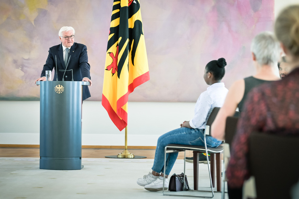 Bundespräsident Frank-Walter Steinmeier hält eine Begrüßungsansprache vor einem Gespräch über Erfahrungen mit Rassismus im Großen Saal in Schloss Bellevue.