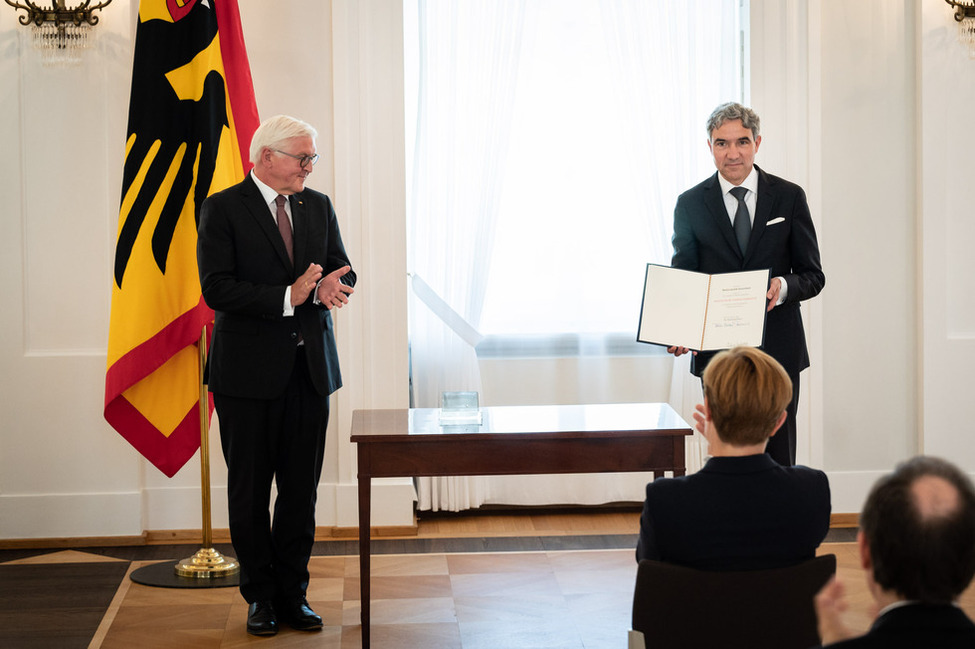 Bundespräsident Frank-Walter Steinmeier bei der Übergabe der Ernennungsurkunde an den neuen Präsidenten des Bundesverfassungsgerichts, Stephan Harbarth, im Großen Saal in Schloss Bellevue