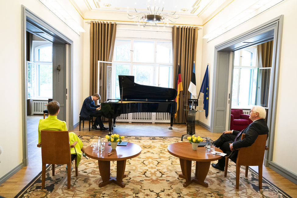 Bundespräsident Frank-Walter Steinmeier und die Präsidentin der Republik Estland, Kersti Kaljulaid, beim Festakt zum 100-jährigen Bestehen der estnischen Botschaft in Berlin.