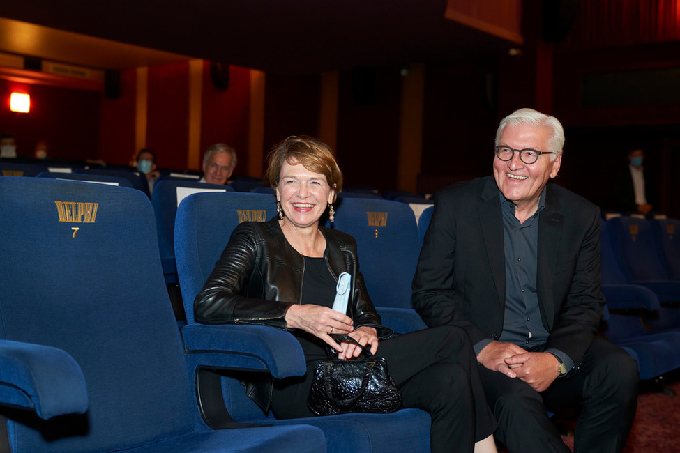 Bundespräsident Frank-Walter Steinmeier und Elke Büdenbender beim Besuch der Premiere des Films "Undine" im Saal des Kino Delphi in Charlottenburg