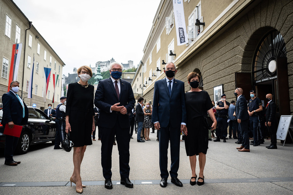 Bundespräsident Frank-Walter Steinmeier und Elke Büdenbender werden von dem Bundespräsidenten der Republik Österreich, Alexander Van der Bellen, und seiner Ehefrau vor dem Großen Festspielhaus anlässlich der Salzburger Festspiele begrüßt