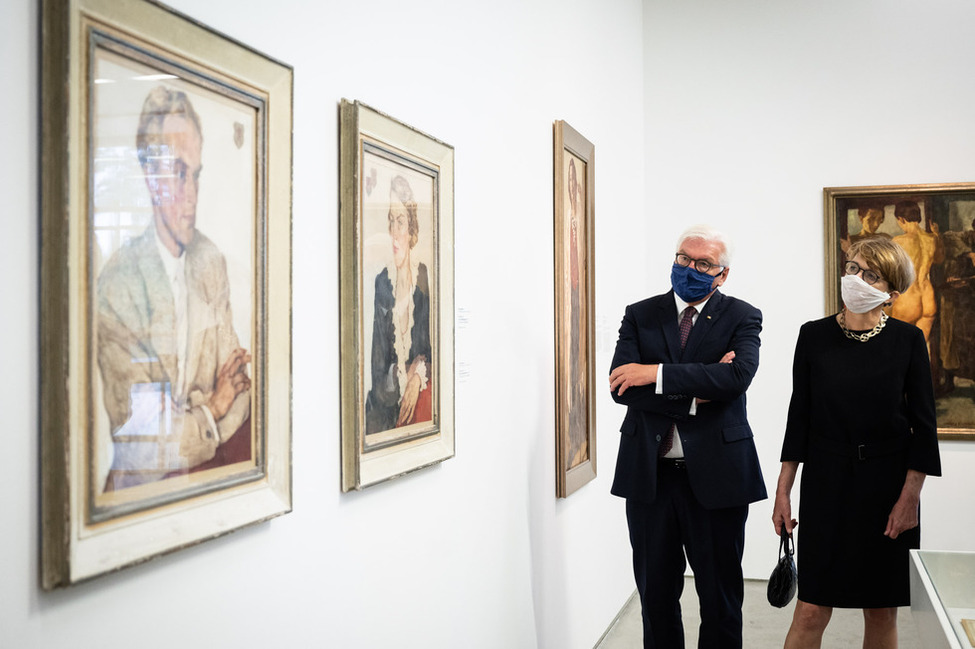 Bundespräsident Frank-Walter Steinmeier und Elke Büdenbender beim Besuch der Ausstellung 'Orte des Exils' im Museum der Moderne Salzburg anlässlich des Besuchs der Salzburger Festspiele in Österreich 