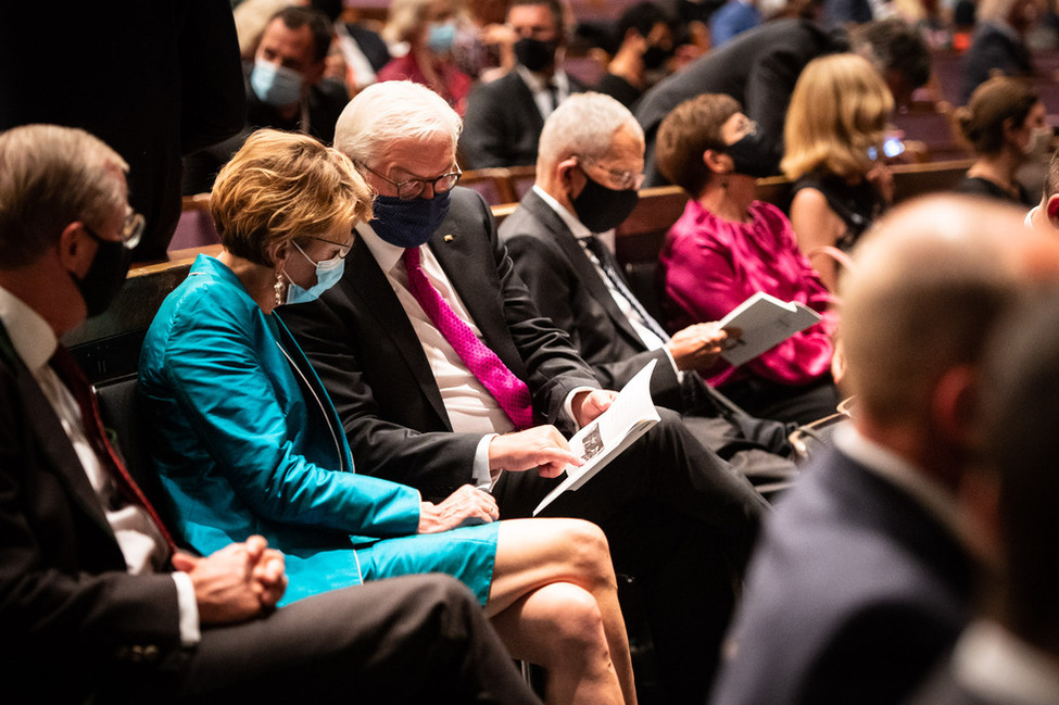 Bundespräsident Frank-Walter Steinmeier und Elke Büdenbender beim Besuch der Aufführung des Schauspiels 'Jederman' von Hugo von Hofmannsthal anlässlich der Salzburger Festspiele in Österreich